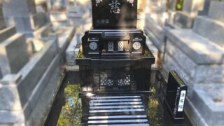 北九州市営本城霊園にて、インド産高級黒御影石クンナムの洋型墓石を ...